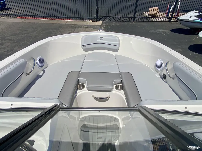 Slide: The Image of Bayliner VR4 2025 - 10