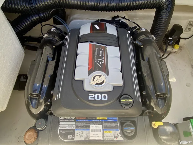 Slide: The Image of Bayliner VR4 2025 - 12