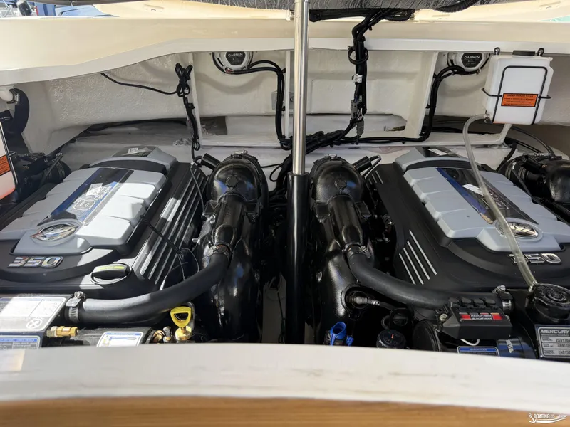Slide: The Image of Sea Ray 310 SLX 2026 - 23