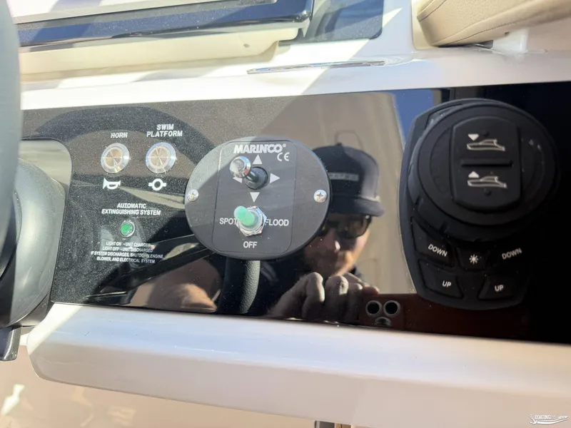 Slide: The Image of Sea Ray 310 SLX 2026 - 10