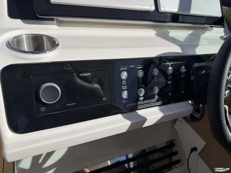 Slide: The Image of Sea Ray 310 SLX 2026 - 9