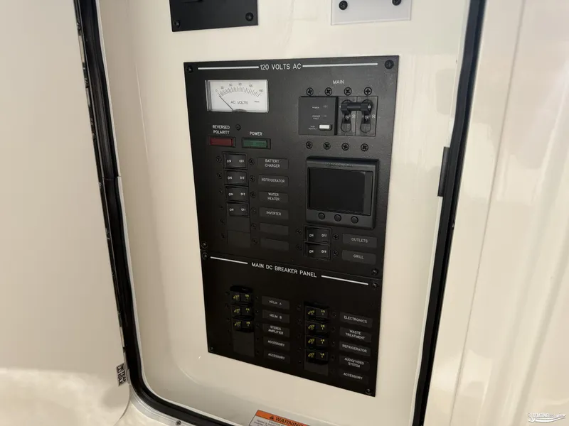 Slide: The Image of Sea Ray 310 SLX 2026 - 19