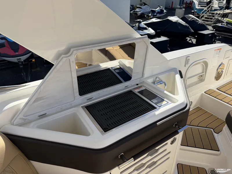 Slide: The Image of Sea Ray 310 SLX 2026 - 17