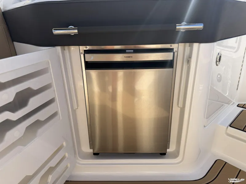 Slide: The Image of Sea Ray 310 SLX 2026 - 18