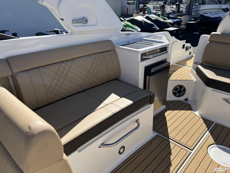 Slide: The Image of Sea Ray SDX 290 2026 - 7