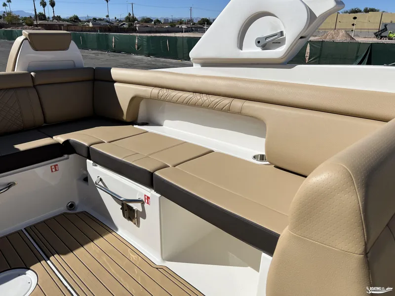 Slide: The Image of Sea Ray SDX 290 2026 - 9