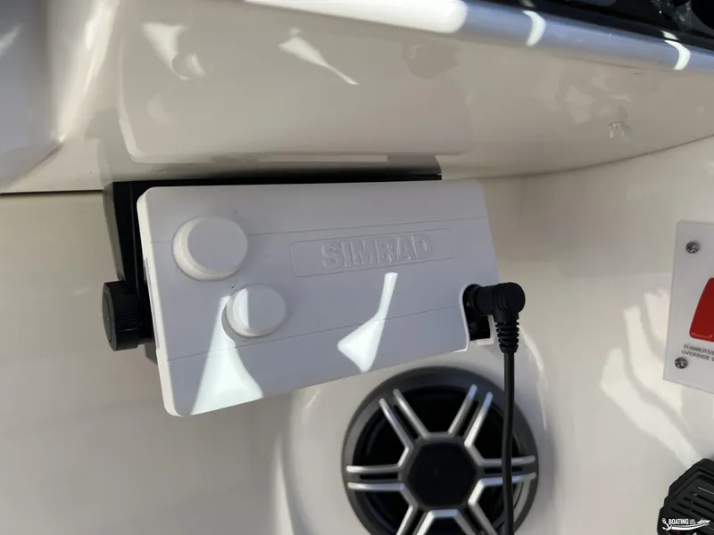 Slide: The Image of Sea Ray SDX 290 2026 - 16