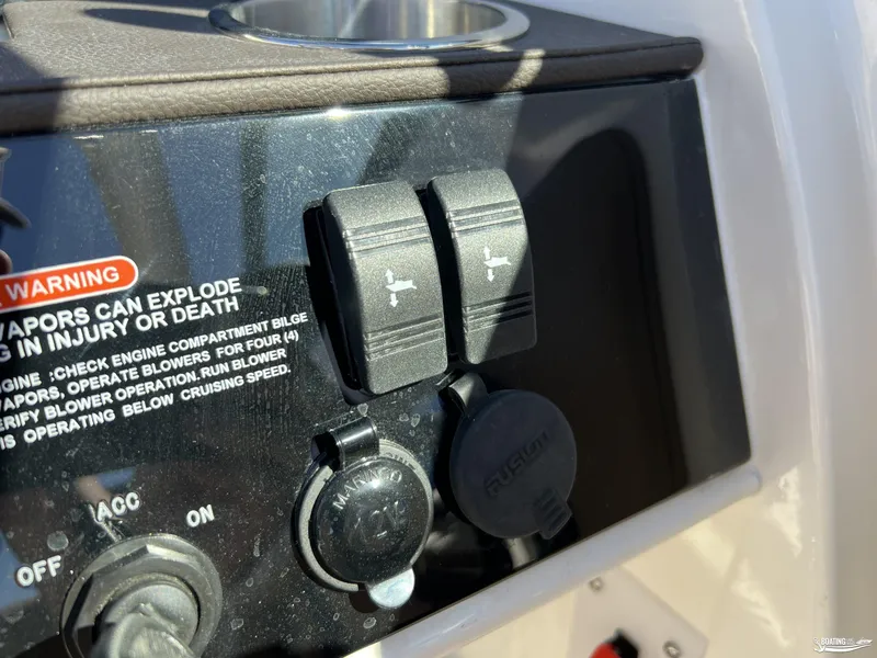 Slide: The Image of Sea Ray SDX 290 2026 - 14