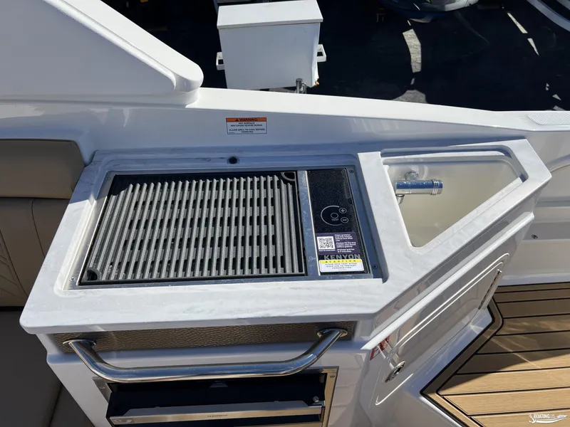 Slide: The Image of Sea Ray SDX 290 2026 - 21