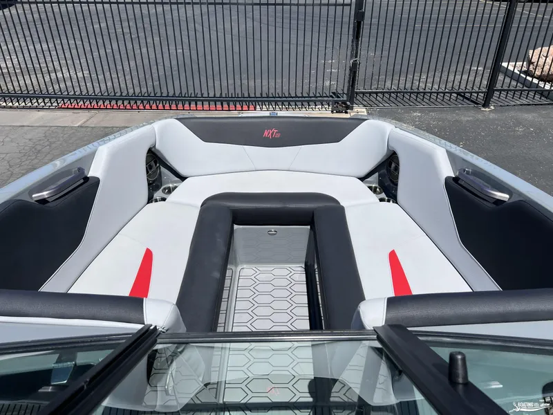 Slide: The Image of MasterCraft NXT24  2022 - 9