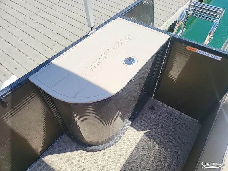 Slide: The Image of Crest 240 Classic LX 2022 - 14