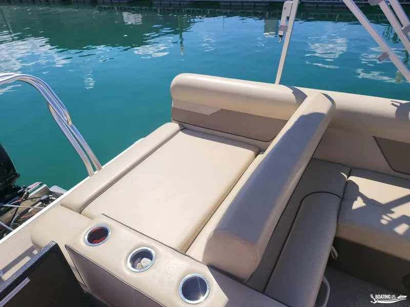 Slide: The Image of Crest 240 Classic LX 2022 - 11