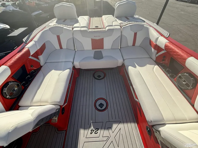 Slide: The Image of MasterCraft XT24 2021 - 13