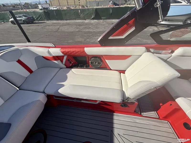 Slide: The Image of MasterCraft XT24 2021 - 15