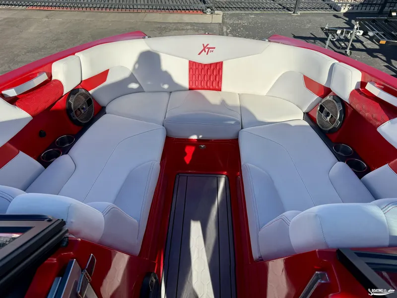 Slide: The Image of MasterCraft XT24 2021 - 8