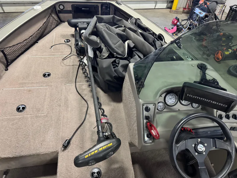 Slide: The Image of 2002 Lund 1775 Pro-V SE boat interior with Humminbird electronics and Minn Kota trolling motor. - 11