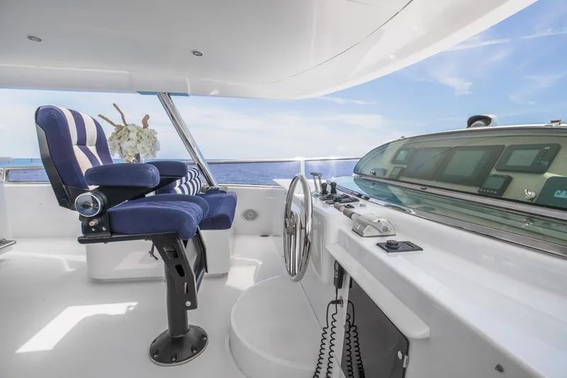 Slide: The Image of Helm station of 2005 Horizon 94 Motoryacht with blue captain's chair and ocean view. - 9