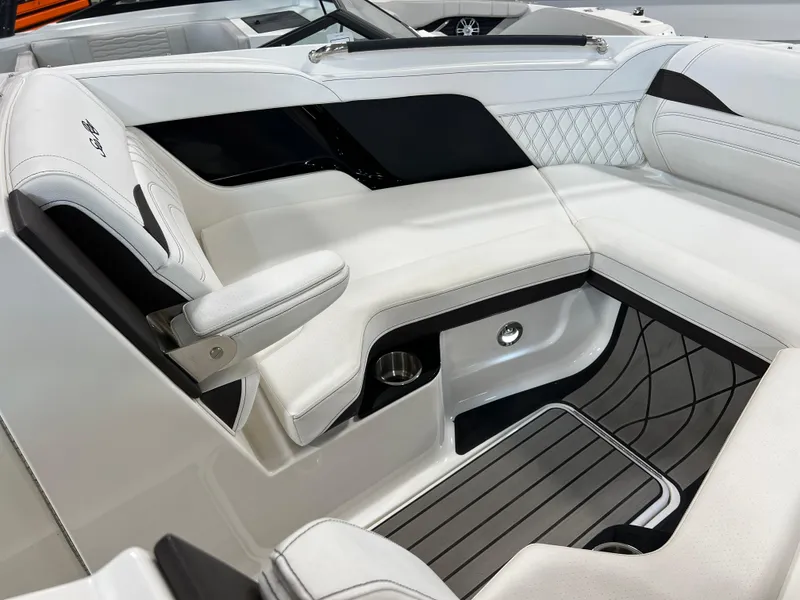 Slide: The Image of Sea Ray SLX 260 2024 - 89