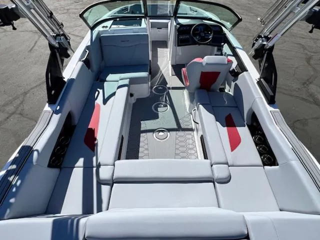 Slide: The Image of MasterCraft NXT22 2024 - 10