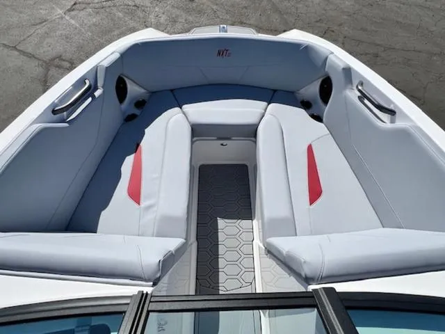 Slide: The Image of MasterCraft NXT22 2024 - 16