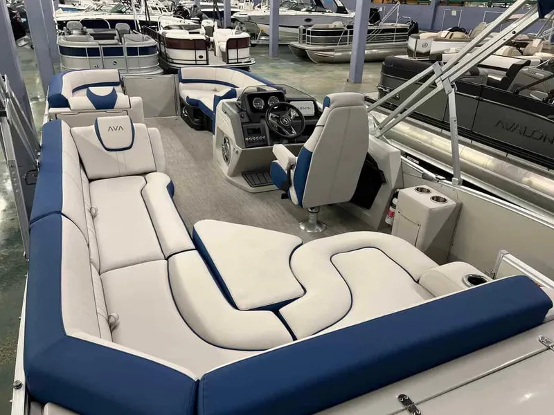 Slide: The Image of Avalon 2585 CATALINA REAR J LOUNGER 2024 - 19