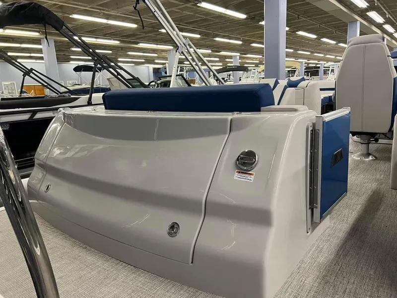 Slide: The Image of Avalon 2585 CATALINA REAR J LOUNGER 2024 - 4