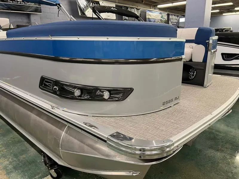 Slide: The Image of Avalon 2585 CATALINA REAR J LOUNGER 2024 - 5