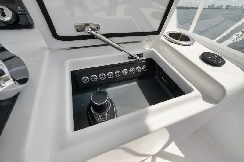 Slide: The Image of Custom Carolina 45 Anjamar - Electronics - 22