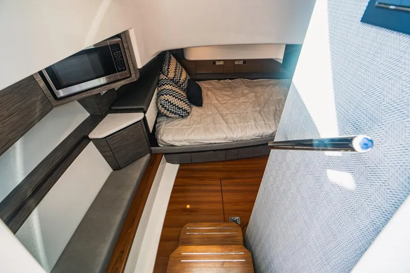 Slide: The Image of Tiara 43 LS 2021 - 51