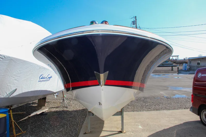 Slide: The Image of 2004 Chris-Craft Corsair 25 boat front view in a marina. - 4