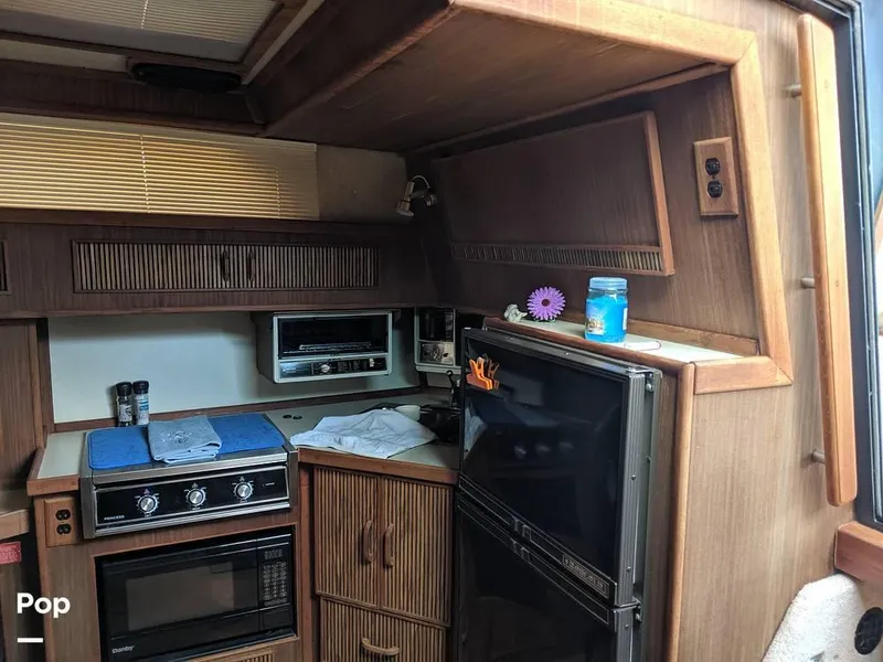 Slide: The Image of 1986 Sea Ray 390 EC for sale in Toledo, OH - 5