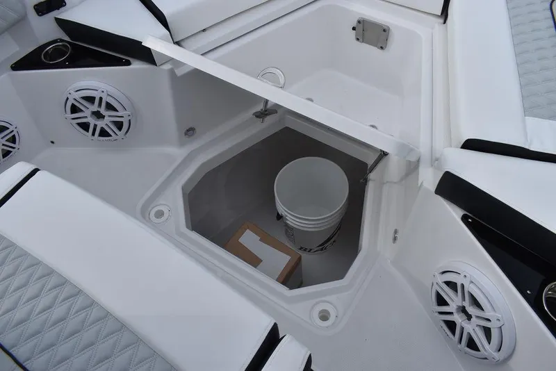 Slide: The Image of Blackfin 272CC 2024 - 107