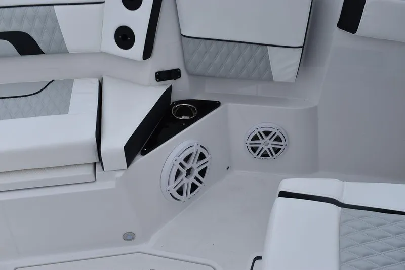 Slide: The Image of Blackfin 272CC 2024 - 110