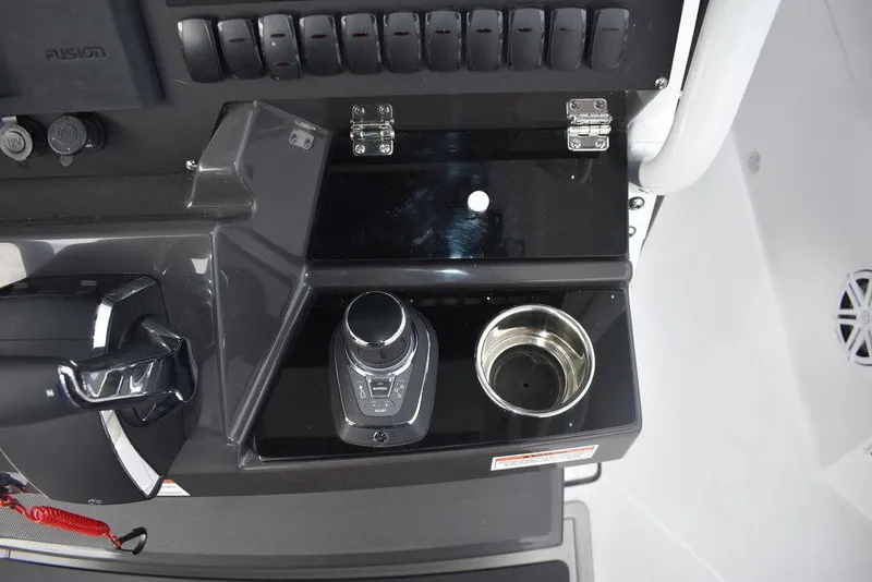 Slide: The Image of Blackfin 272CC 2024 - 71