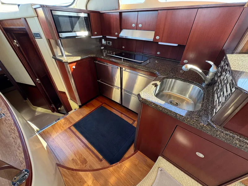 Slide: The Image of Sea ray 500 Sedan Bridge 2005 - 10