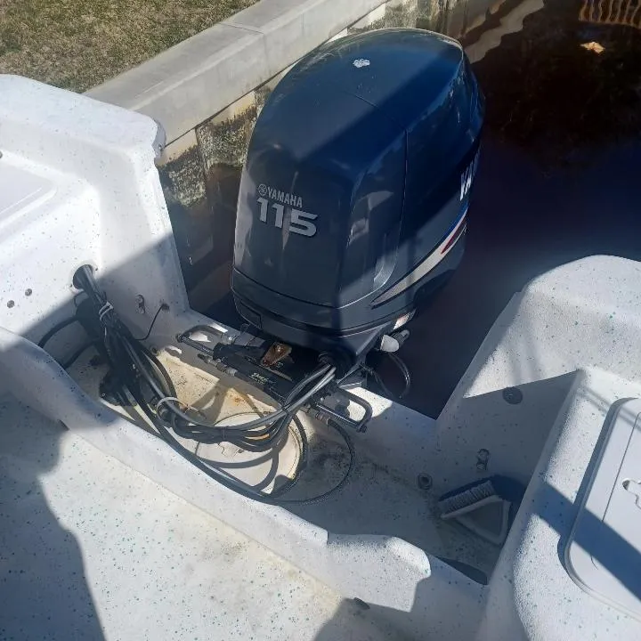 Slide: The Image of 2011 Key Largo 20' Center Console boat with Yamaha 115 outboard motor. - 8