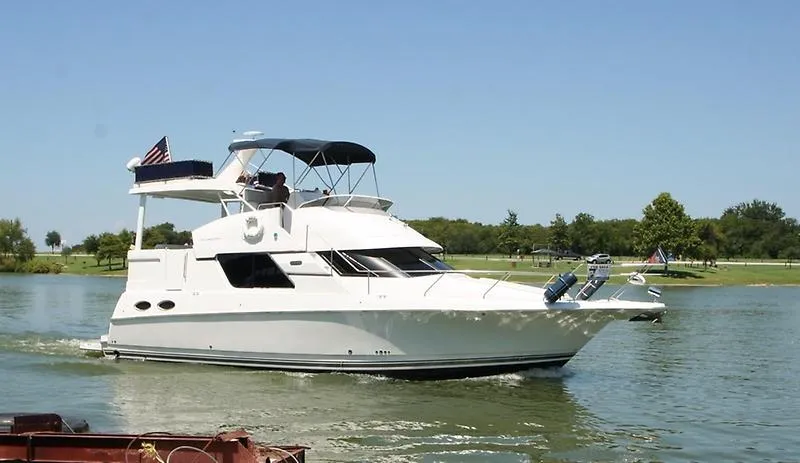 Slide: The Image of 1999 Silverton 392 Motor Yacht cruising on a lake. - 4