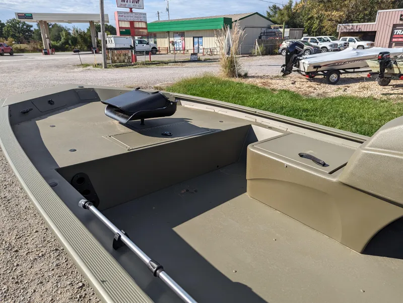 Slide: The Image of 2024 Tracker Grizzly 1754 SC boat interior at a dealership. - 13