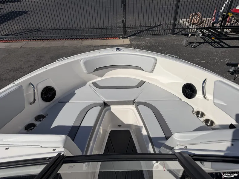 Slide: The Image of Bayliner V20I 2026 - 5