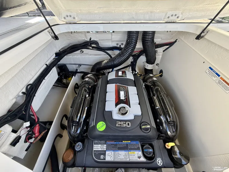 Slide: The Image of Bayliner VR6 2026 - 13
