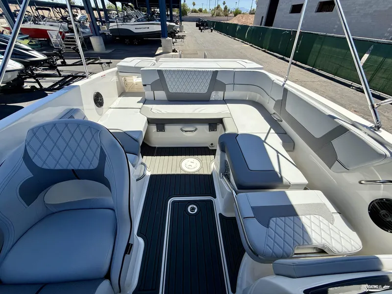 Slide: The Image of Bayliner VR6 2026 - 9