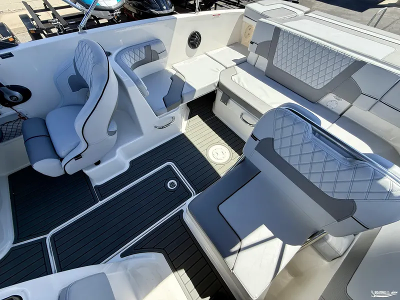 Slide: The Image of Bayliner VR6 2026 - 10
