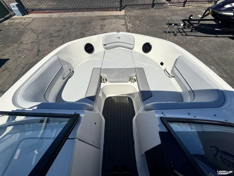 Slide: The Image of Bayliner VR6 2026 - 6