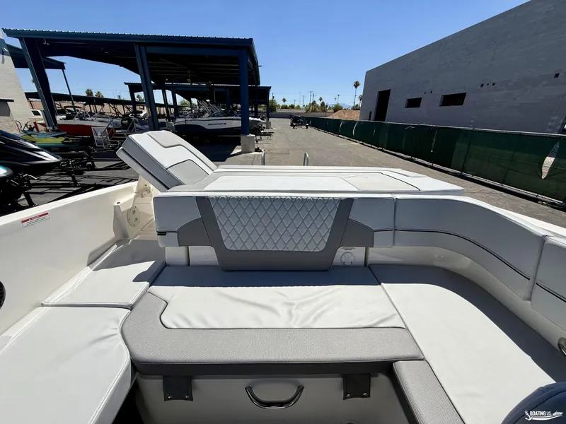 Slide: The Image of Bayliner VR6 2026 - 11