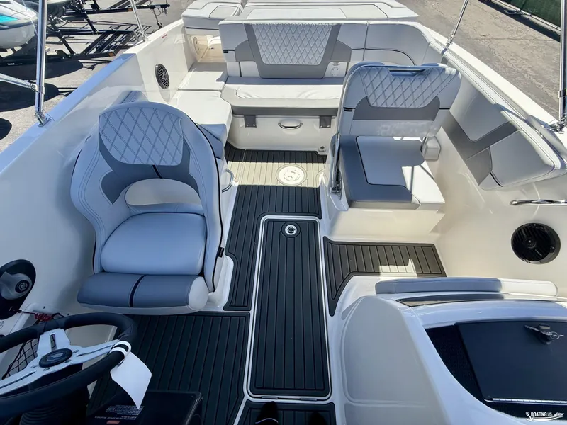 Slide: The Image of Bayliner VR6 2026 - 8