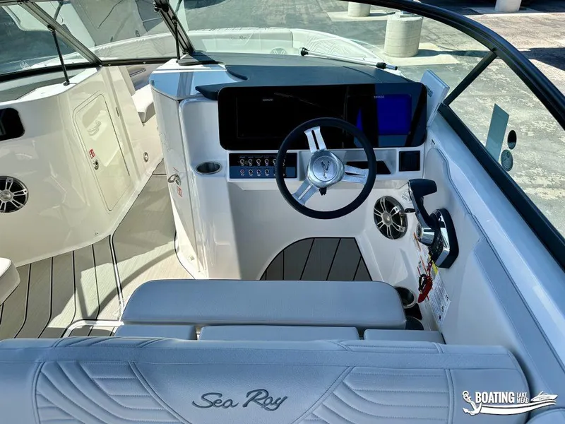 Slide: The Image of Sea Ray 250 SDX 2025 - 6