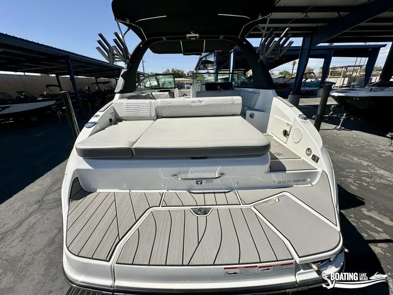 Slide: The Image of Sea Ray 250 SDX 2025 - 12