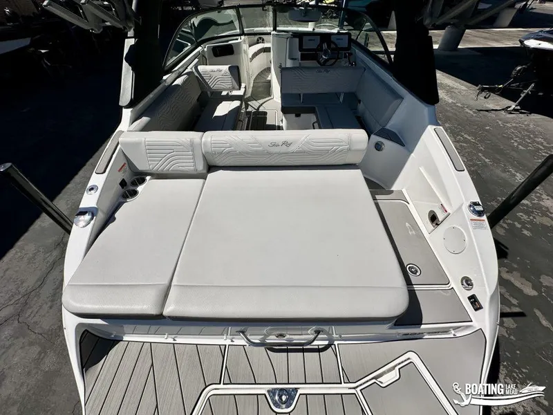 Slide: The Image of Sea Ray 250 SDX 2025 - 4