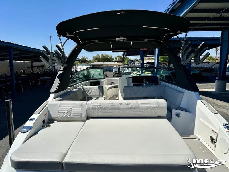 Slide: The Image of Sea Ray 250 SDX 2025 - 13