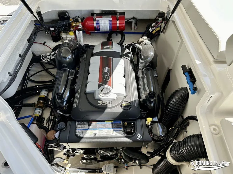 Slide: The Image of Sea Ray 250 SDX 2025 - 14
